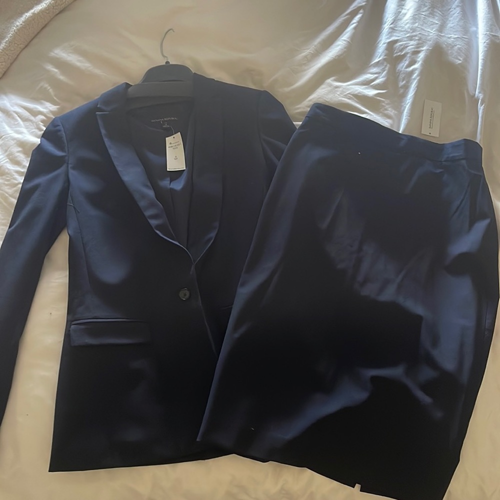 NWT Banana Republic Women’s Navy Skirt Suit Set (Skirt Size 6, Blazer 4 Tall)